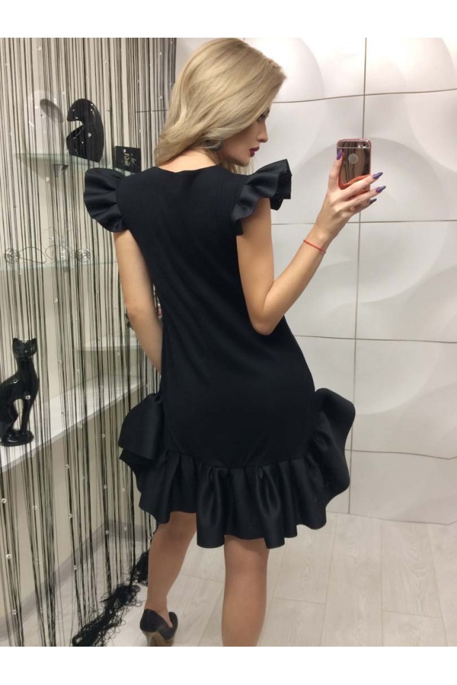 Черное платье с рукавами воланами