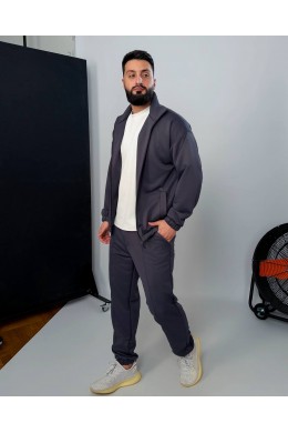 Мужской спортивный костюм на зме